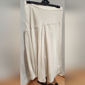 BANANA REPUBLIC midi beige satin feel skirt with slit in size 4